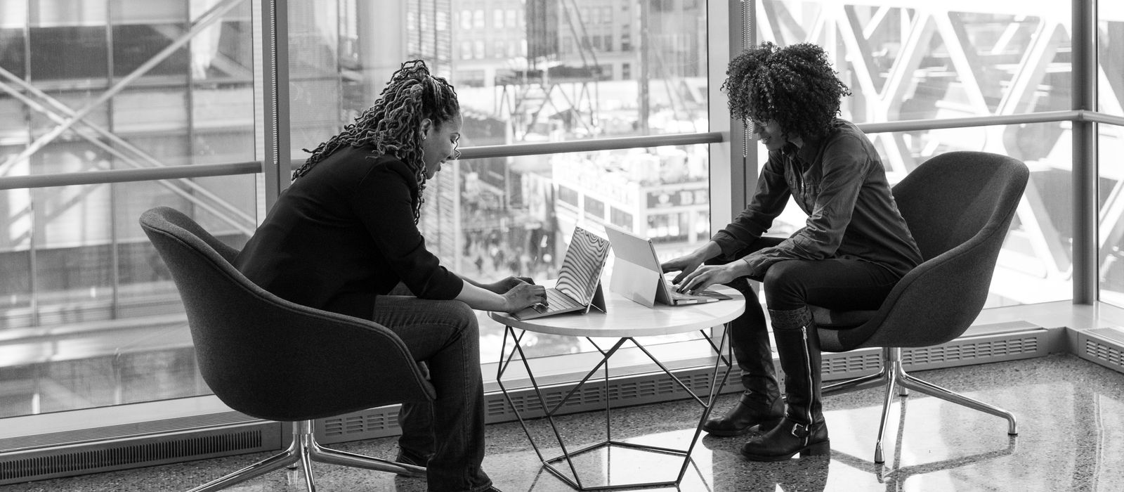 Kennismakingsgesprek: twee adviseurs overleggen aan tafel