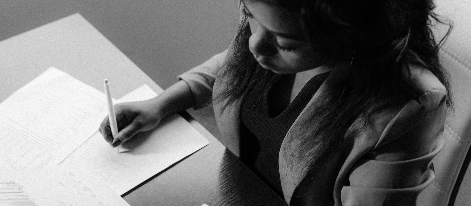 Inkoper werkt de behoefte en planning uit op papier