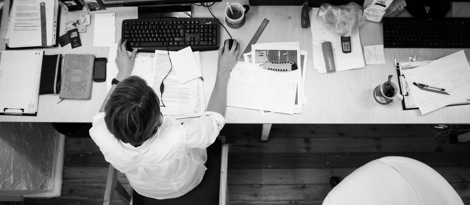 Beheer in uitvoering aan een werkplek met twee schermen